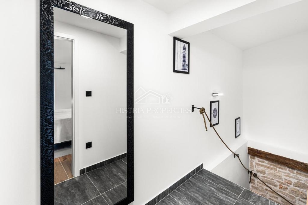 Casa in pietra d'Istria ristrutturata con piscina in un piccolo e tranquillo villaggio