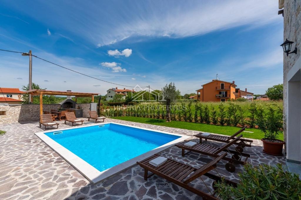 Casa in pietra d'Istria ristrutturata con piscina in un piccolo e tranquillo villaggio