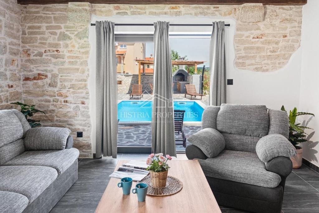 Casa in pietra d'Istria ristrutturata con piscina in un piccolo e tranquillo villaggio