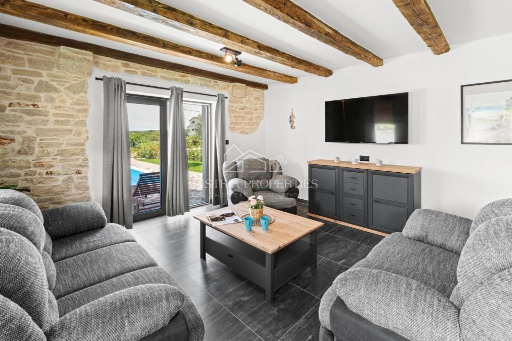 Casa in pietra d'Istria ristrutturata con piscina in un piccolo e tranquillo villaggio