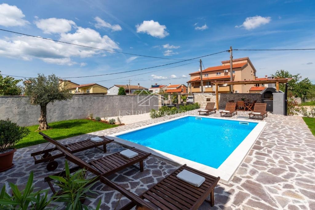 Casa in pietra d'Istria ristrutturata con piscina in un piccolo e tranquillo villaggio