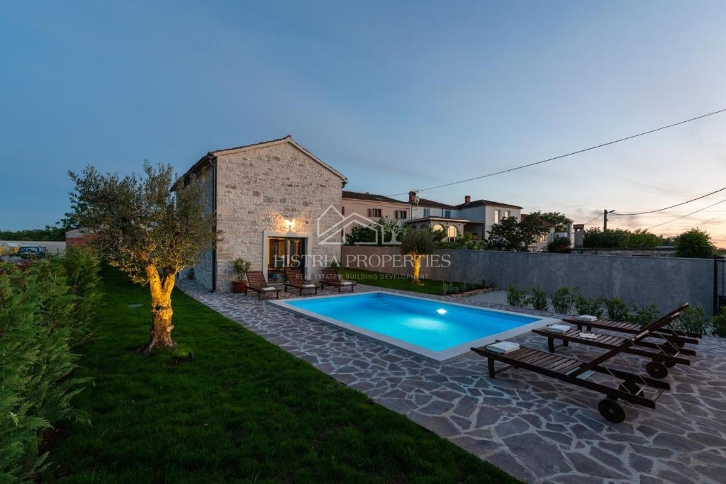 Casa in pietra d'Istria ristrutturata con piscina in un piccolo e tranquillo villaggio