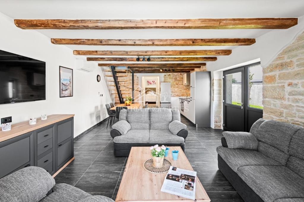 Casa in pietra d'Istria ristrutturata con piscina in un piccolo e tranquillo villaggio