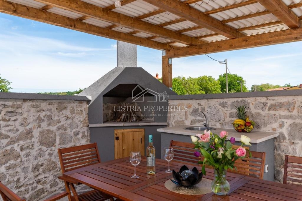 Casa in pietra d'Istria ristrutturata con piscina in un piccolo e tranquillo villaggio