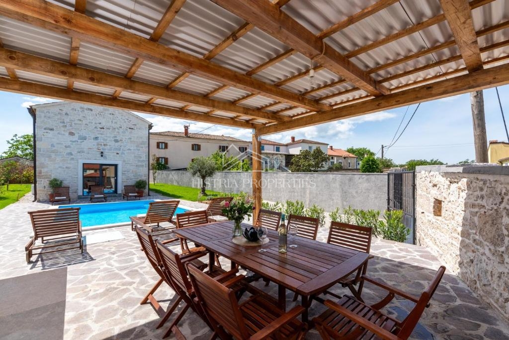 Casa in pietra d'Istria ristrutturata con piscina in un piccolo e tranquillo villaggio