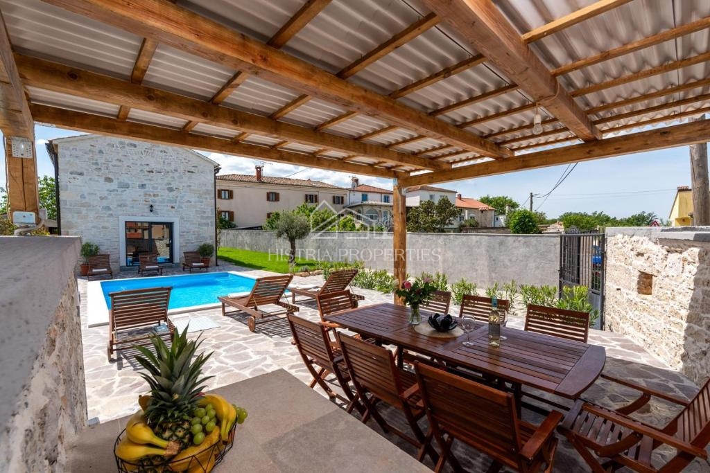 Casa in pietra d'Istria ristrutturata con piscina in un piccolo e tranquillo villaggio