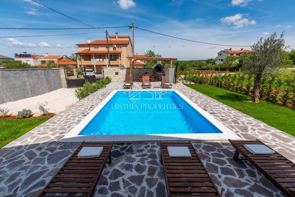 Casa in pietra d'Istria ristrutturata con piscina in un piccolo e tranquillo villaggio
