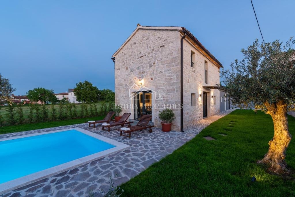 Casa in pietra d'Istria ristrutturata con piscina in un piccolo e tranquillo villaggio