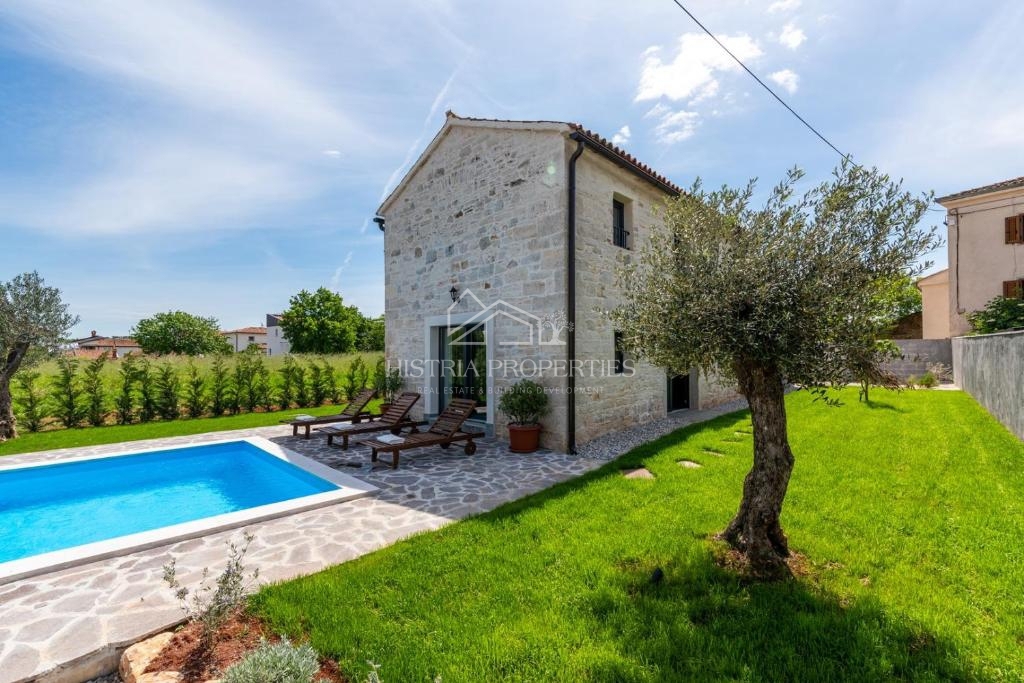 Casa in pietra d'Istria ristrutturata con piscina in un piccolo e tranquillo villaggio