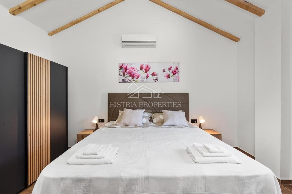 Casa in pietra d'Istria ristrutturata con piscina in un piccolo e tranquillo villaggio