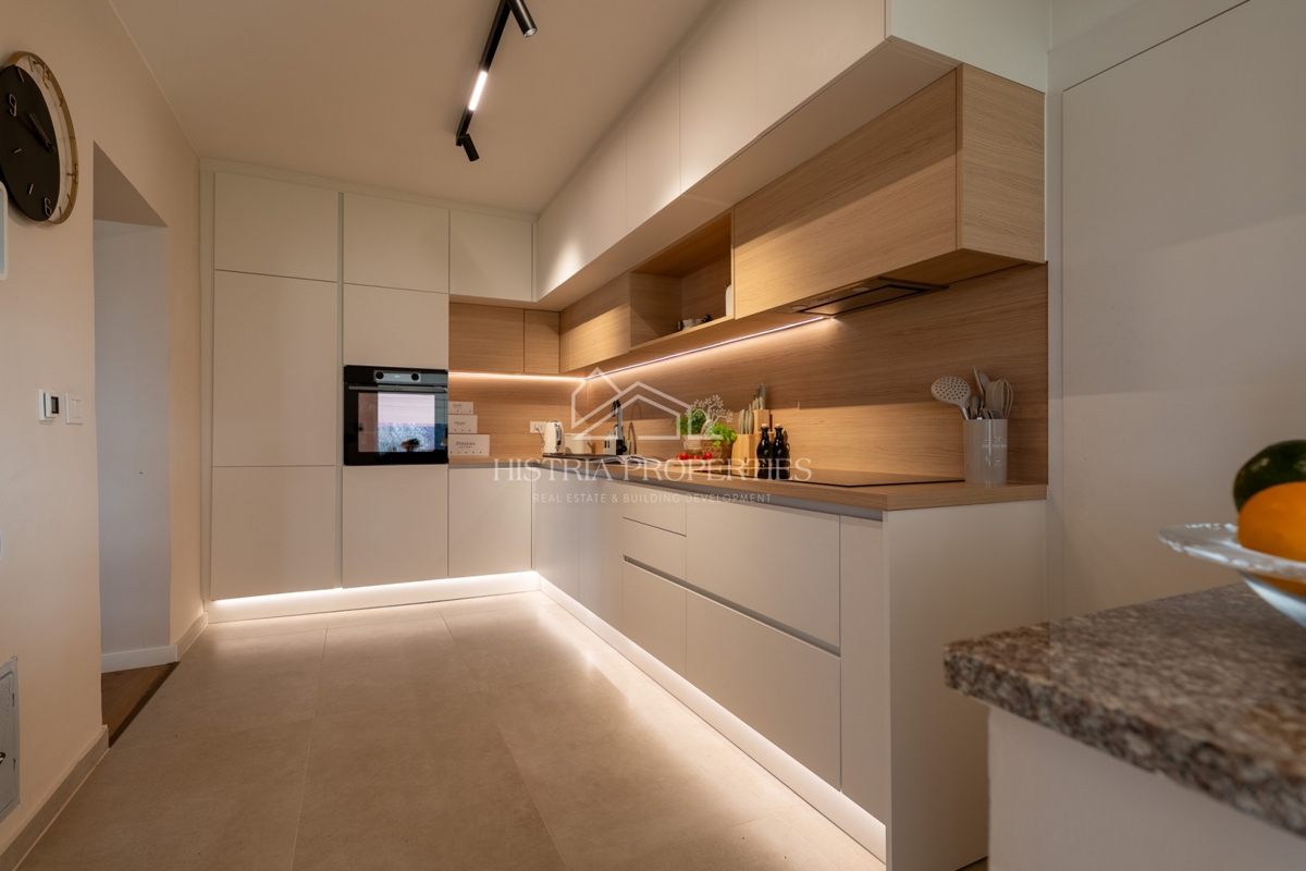 Casa con uliveto su ampio terreno edificabile e appartamento ristrutturato con grande potenziale