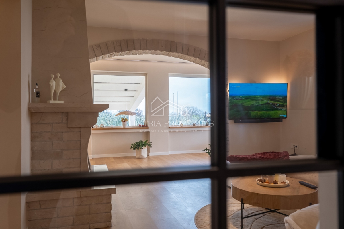 Casa con uliveto su ampio terreno edificabile e appartamento ristrutturato con grande potenziale