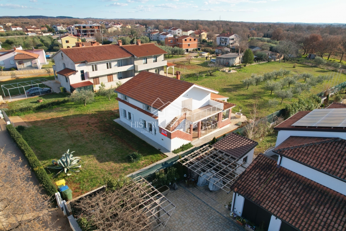 Casa con uliveto su ampio terreno edificabile e appartamento ristrutturato con grande potenziale
