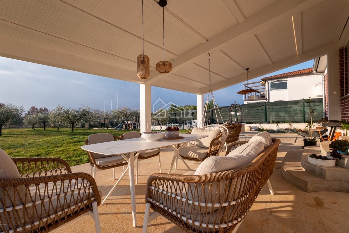 Casa con uliveto su ampio terreno edificabile e appartamento ristrutturato con grande potenziale