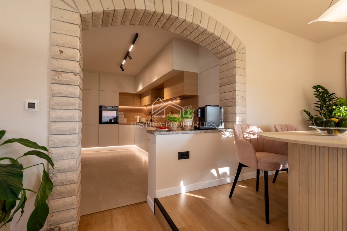 Casa con uliveto su ampio terreno edificabile e appartamento ristrutturato con grande potenziale