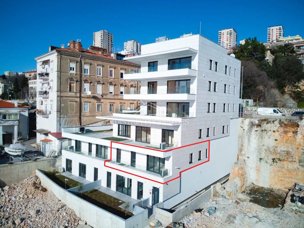 Il mare, una terrazza e un superbo edificio nuovo ed elegante sulla costa della città di Fiume sono un'opportunità unica
