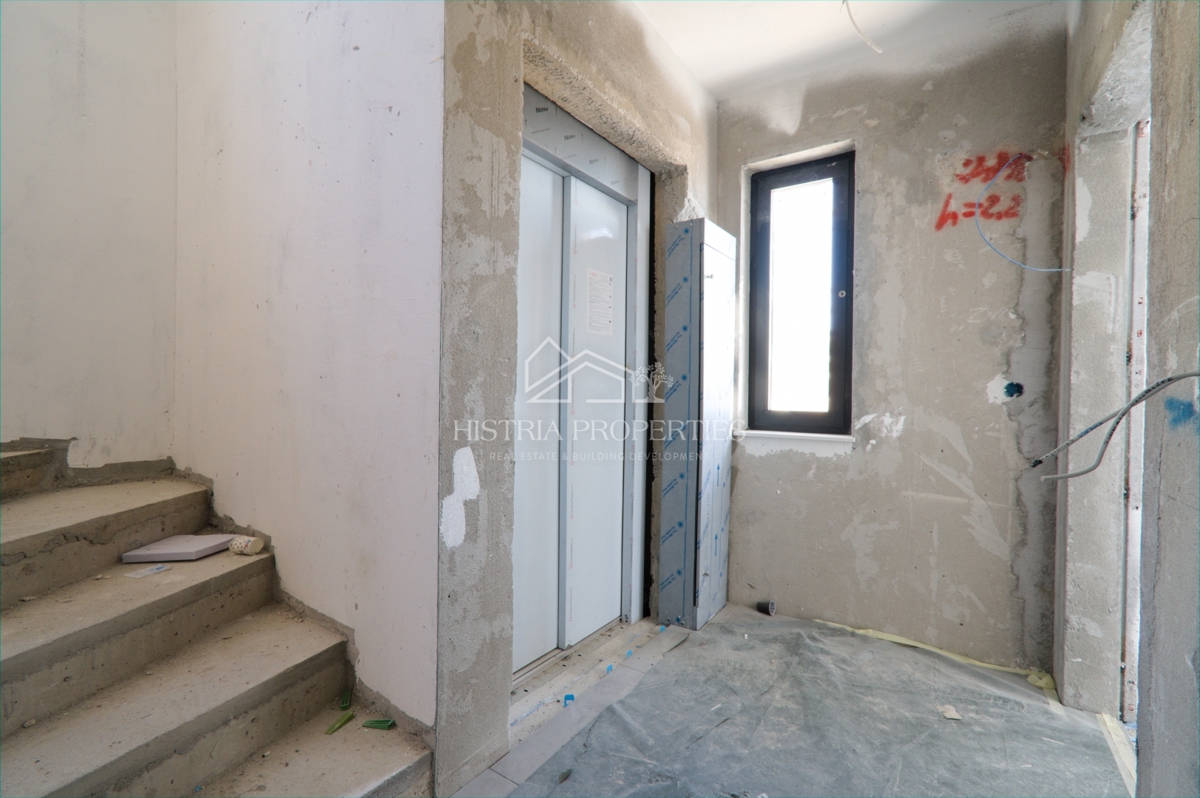 Il mare, una terrazza e un superbo edificio nuovo ed elegante sulla costa della città di Fiume sono un'opportunità unica