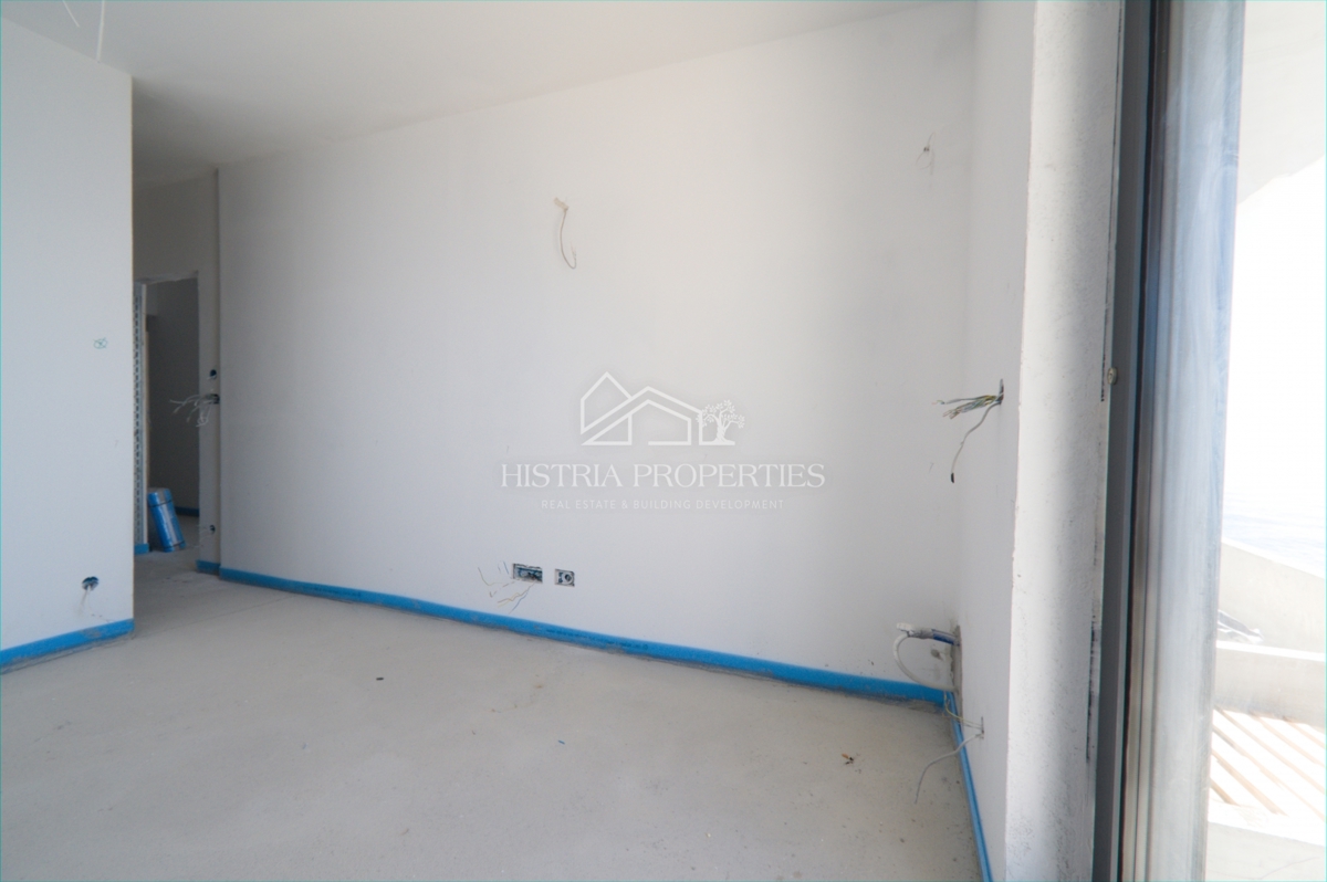 Il mare, una terrazza e un superbo edificio nuovo ed elegante sulla costa della città di Fiume sono un'opportunità unica