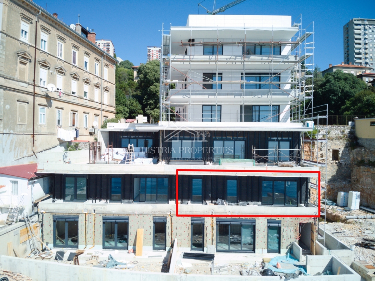 Il mare, una terrazza e un superbo edificio nuovo ed elegante sulla costa della città di Fiume sono un'opportunità unica