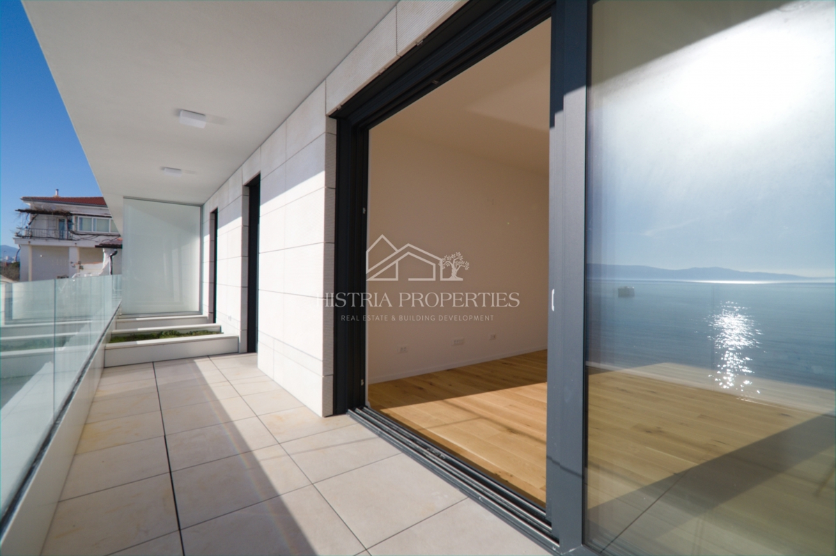 Il mare, una terrazza e un superbo edificio nuovo ed elegante sulla costa della città di Fiume sono un'opportunità unica