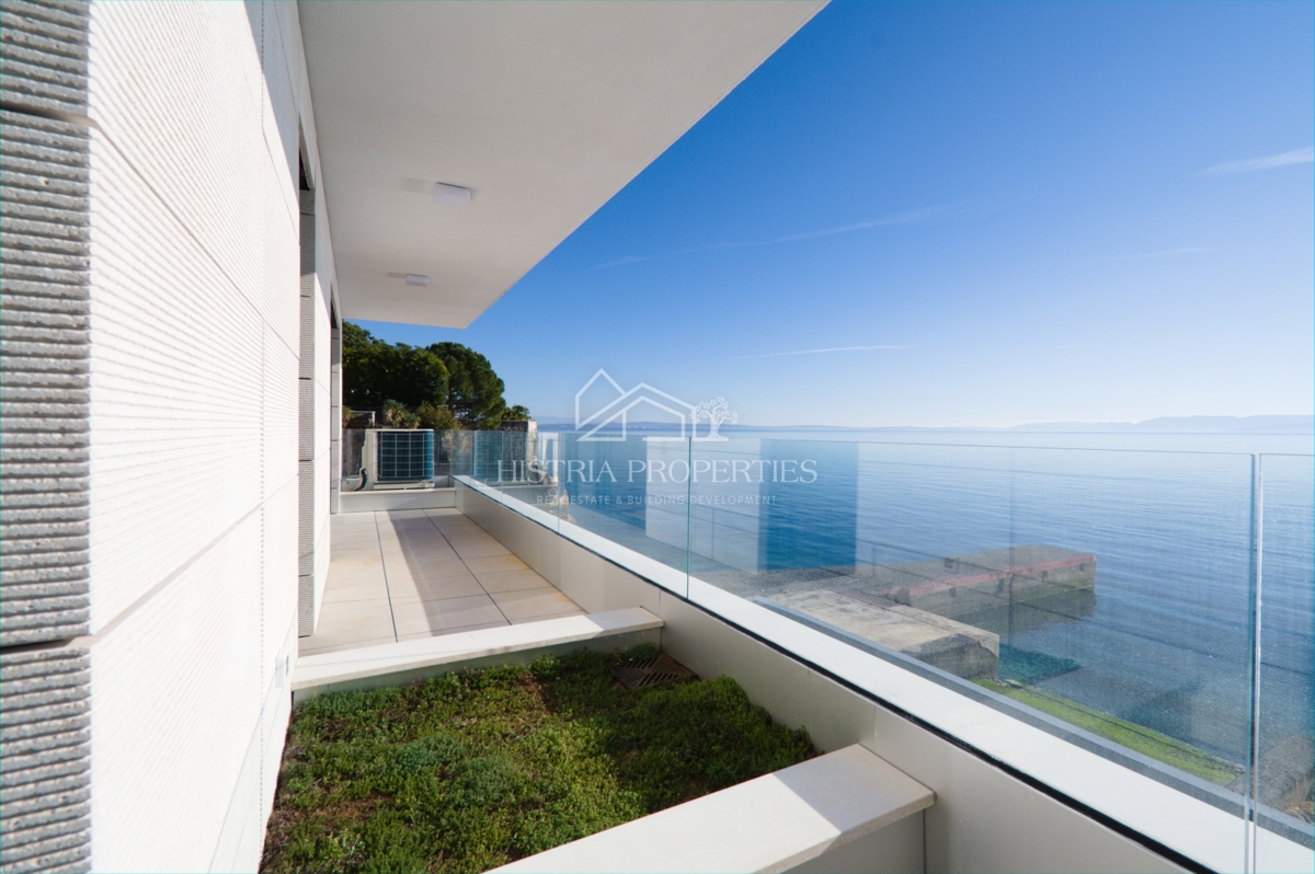 Il mare, una terrazza e un superbo edificio nuovo ed elegante sulla costa della città di Fiume sono un'opportunità unica