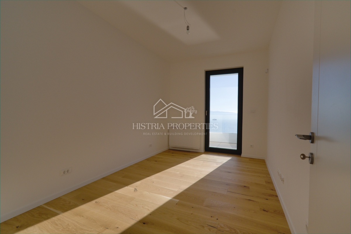 Il mare, una terrazza e un superbo edificio nuovo ed elegante sulla costa della città di Fiume sono un'opportunità unica