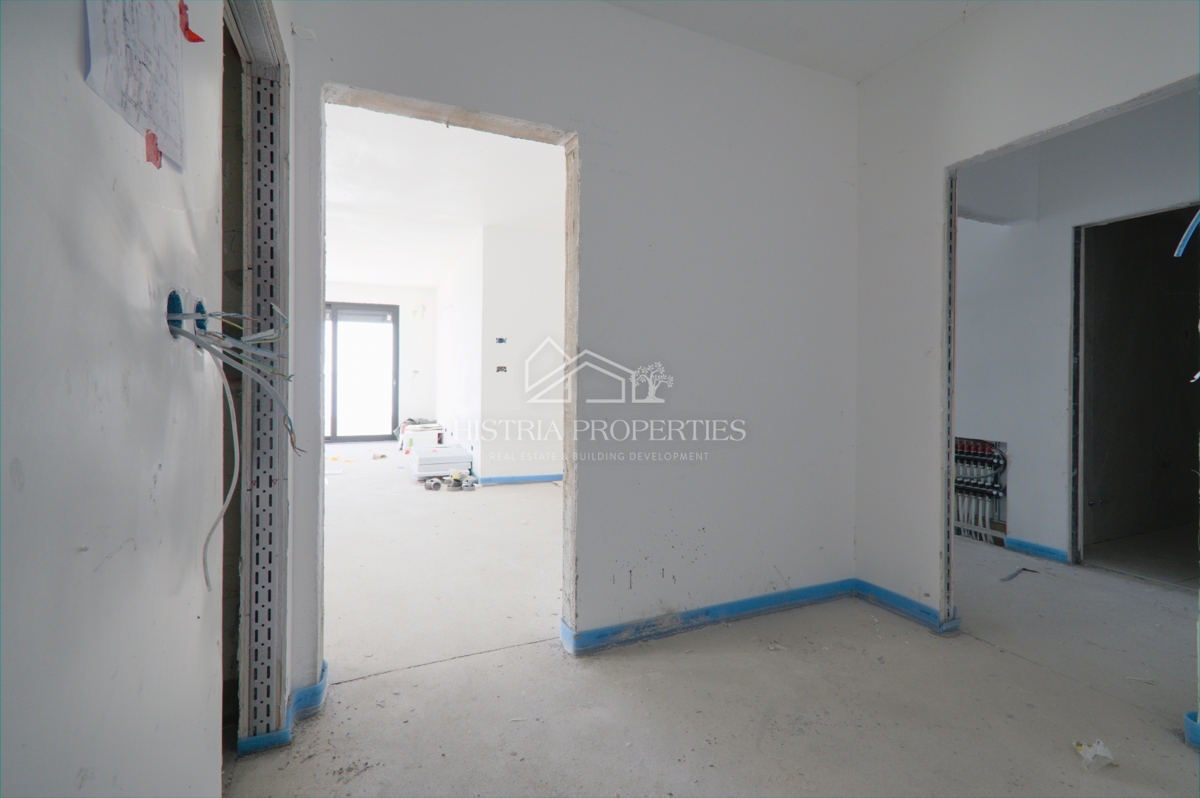 Il mare, una terrazza e un superbo edificio nuovo ed elegante sulla costa della città di Fiume sono un'opportunità unica