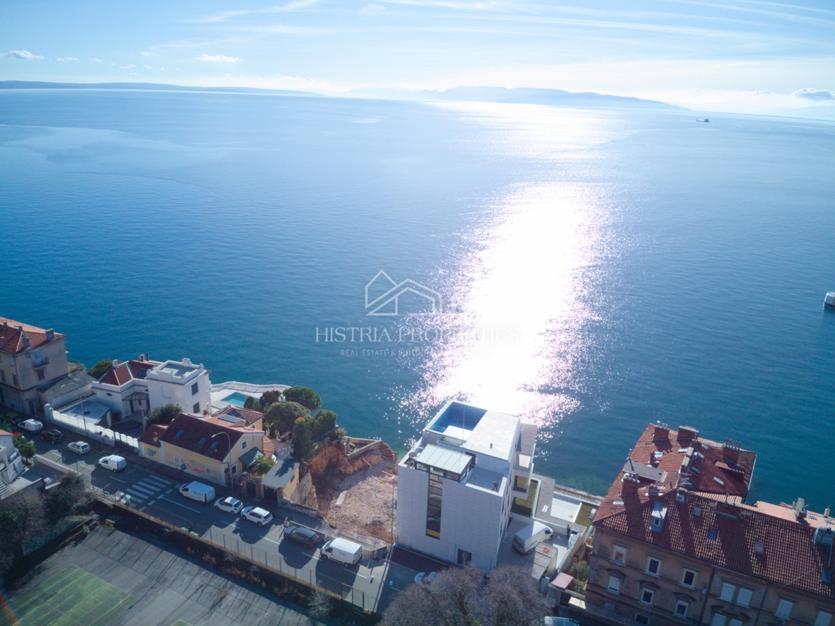 Il mare, una terrazza e un superbo edificio nuovo ed elegante sulla costa della città di Fiume sono un'opportunità unica