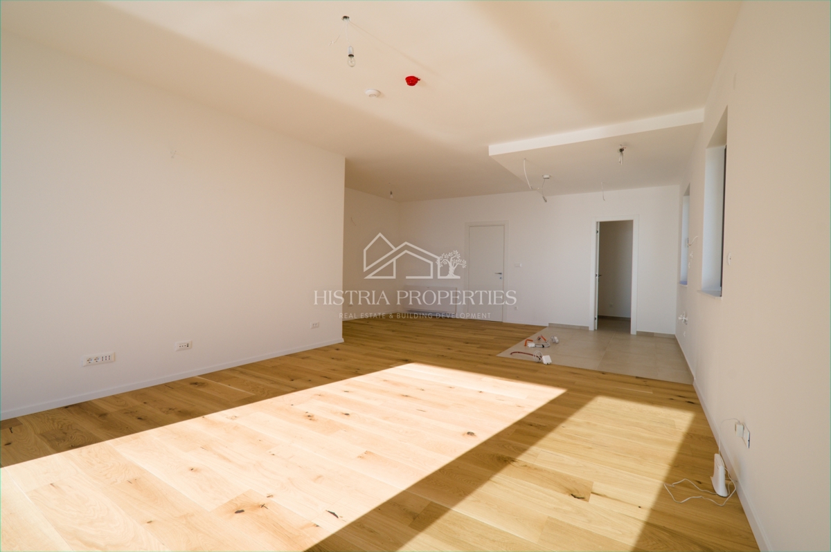 Il mare, una terrazza e un superbo edificio nuovo ed elegante sulla costa della città di Fiume sono un'opportunità unica