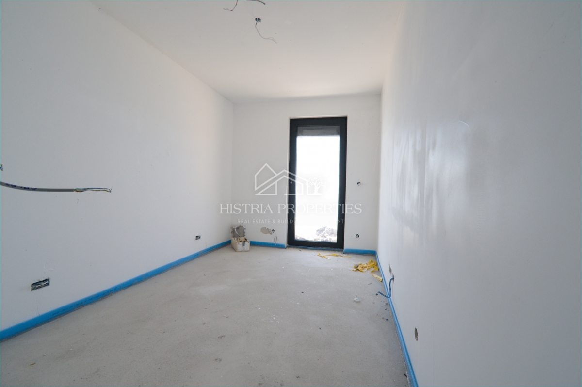 Il mare, una terrazza e un superbo edificio nuovo ed elegante sulla costa della città di Fiume sono un'opportunità unica