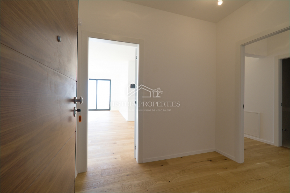 Il mare, una terrazza e un superbo edificio nuovo ed elegante sulla costa della città di Fiume sono un'opportunità unica