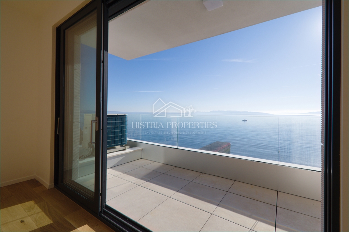 Il mare, una terrazza e un superbo edificio nuovo ed elegante sulla costa della città di Fiume sono un'opportunità unica