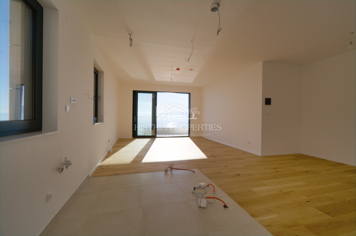 Il mare, una terrazza e un superbo edificio nuovo ed elegante sulla costa della città di Fiume sono un'opportunità unica