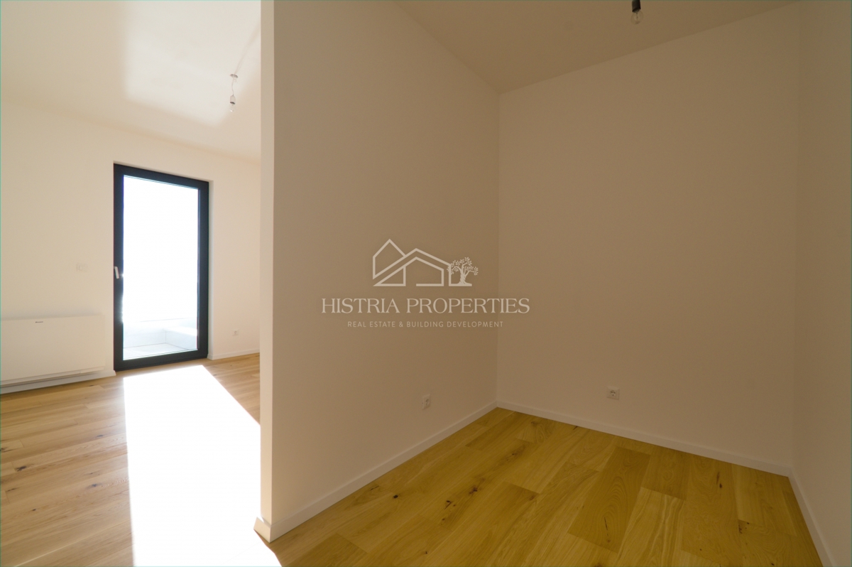 Il mare, una terrazza e un superbo edificio nuovo ed elegante sulla costa della città di Fiume sono un'opportunità unica