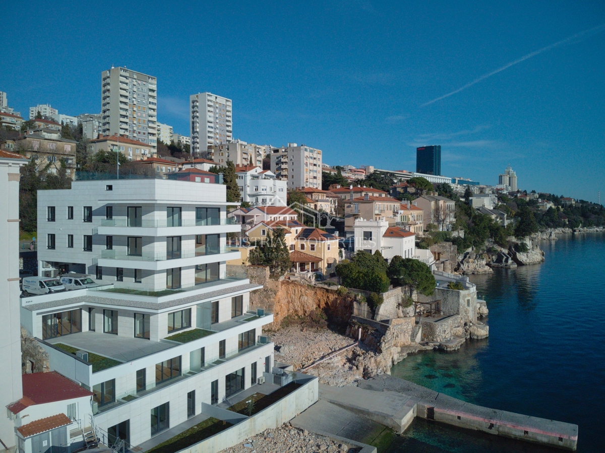 Il mare, una terrazza e un superbo edificio nuovo ed elegante sulla costa della città di Fiume sono un'opportunità unica