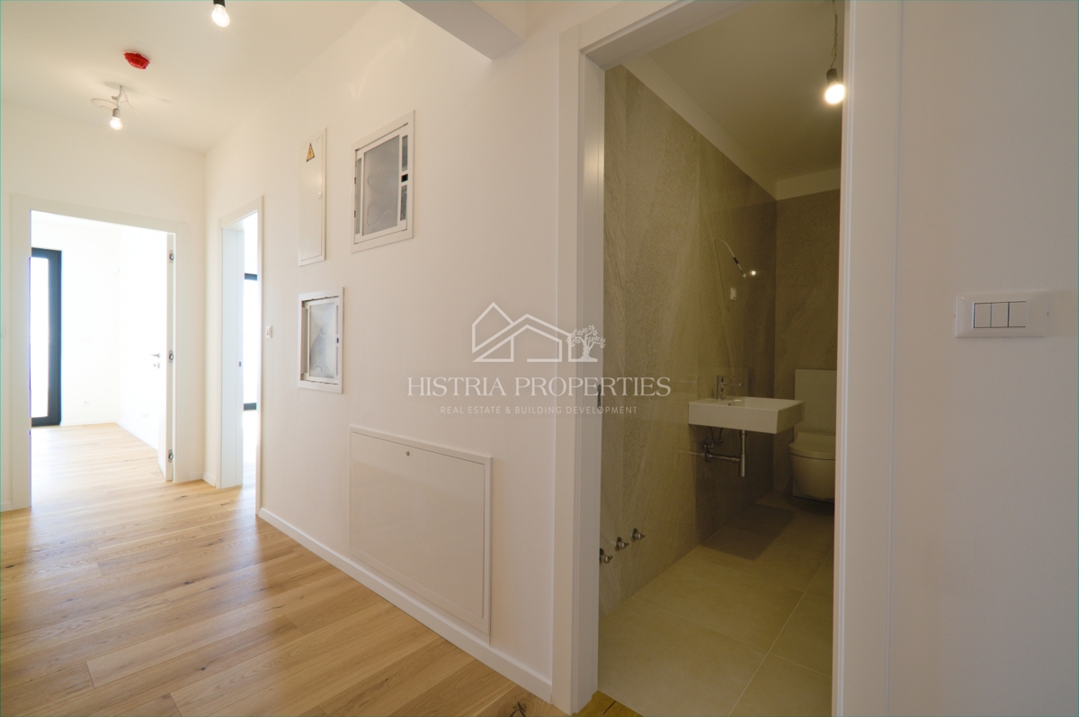 Il mare, una terrazza e un superbo edificio nuovo ed elegante sulla costa della città di Fiume sono un'opportunità unica