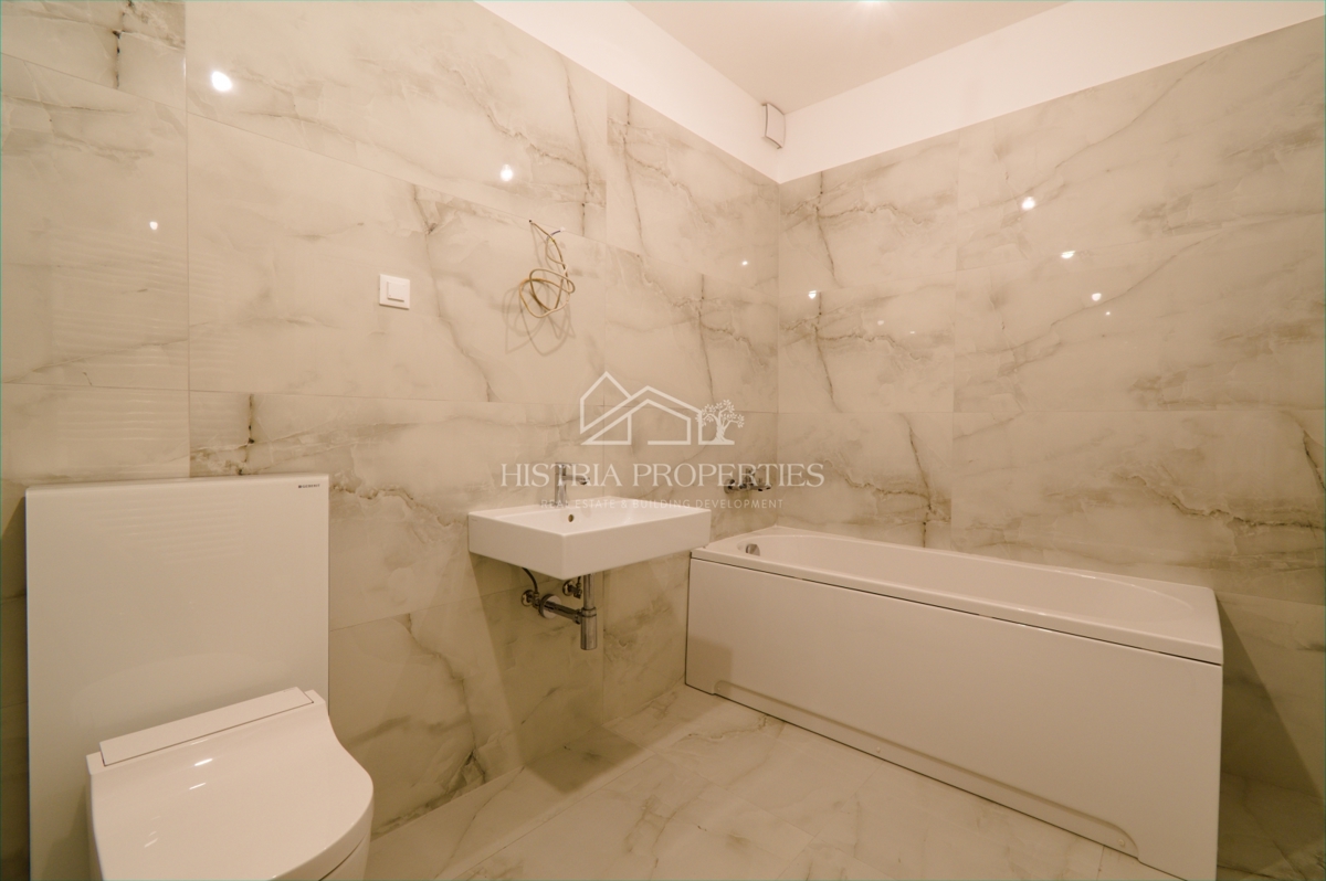 Il mare, una terrazza e un superbo edificio nuovo ed elegante sulla costa della città di Fiume sono un'opportunità unica