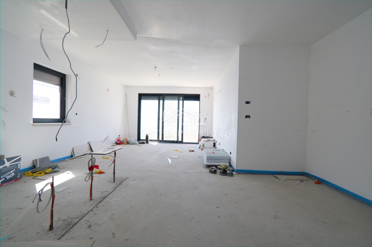 Il mare, una terrazza e un superbo edificio nuovo ed elegante sulla costa della città di Fiume sono un'opportunità unica