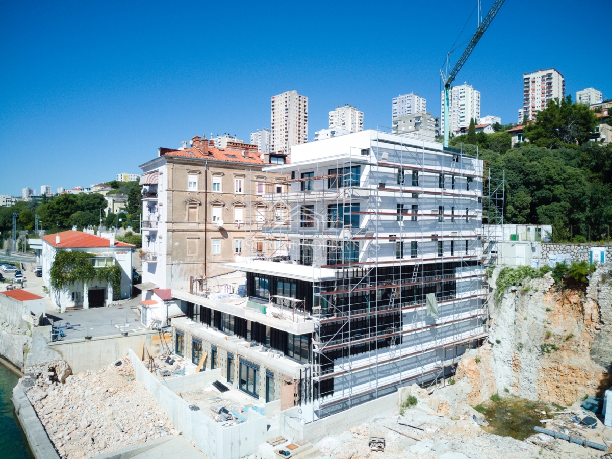 Il mare, una terrazza e un superbo edificio nuovo ed elegante sulla costa della città di Fiume sono un'opportunità unica