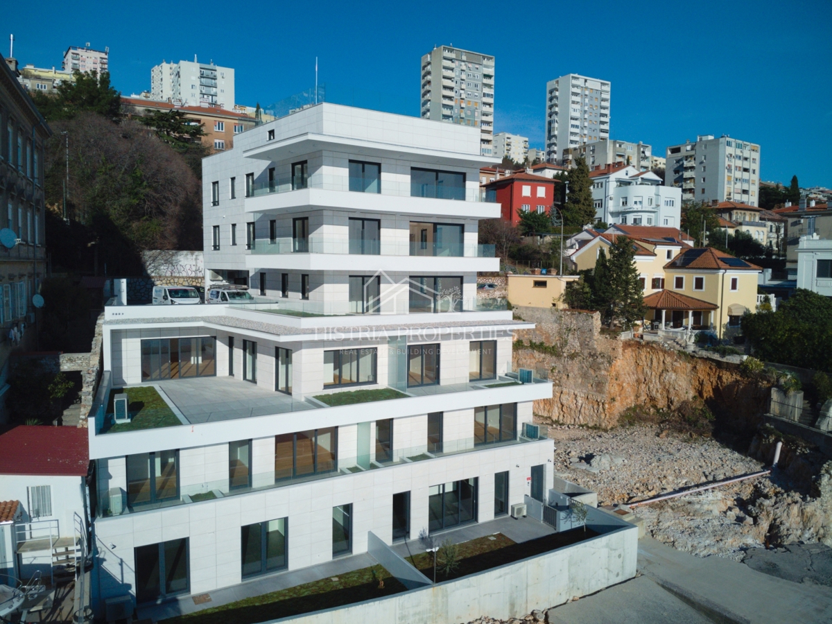 Il mare, una terrazza e un superbo edificio nuovo ed elegante sulla costa della città di Fiume sono un'opportunità unica