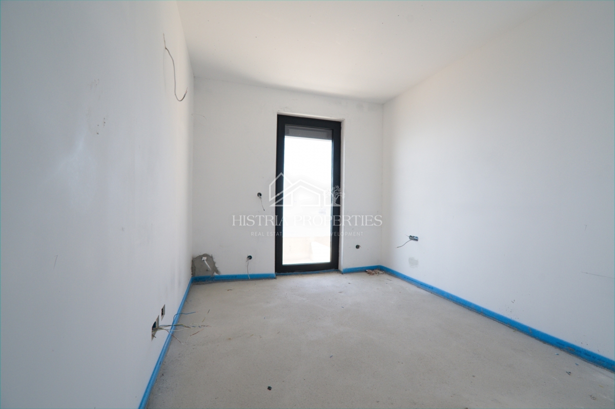 Il mare, una terrazza e un superbo edificio nuovo ed elegante sulla costa della città di Fiume sono un'opportunità unica