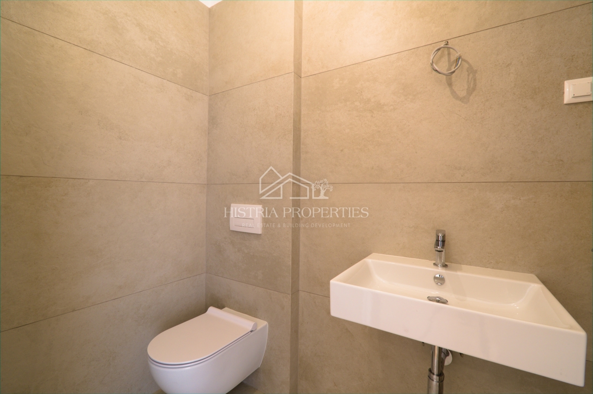 Il mare, una terrazza e un superbo edificio nuovo ed elegante sulla costa della città di Fiume sono un'opportunità unica