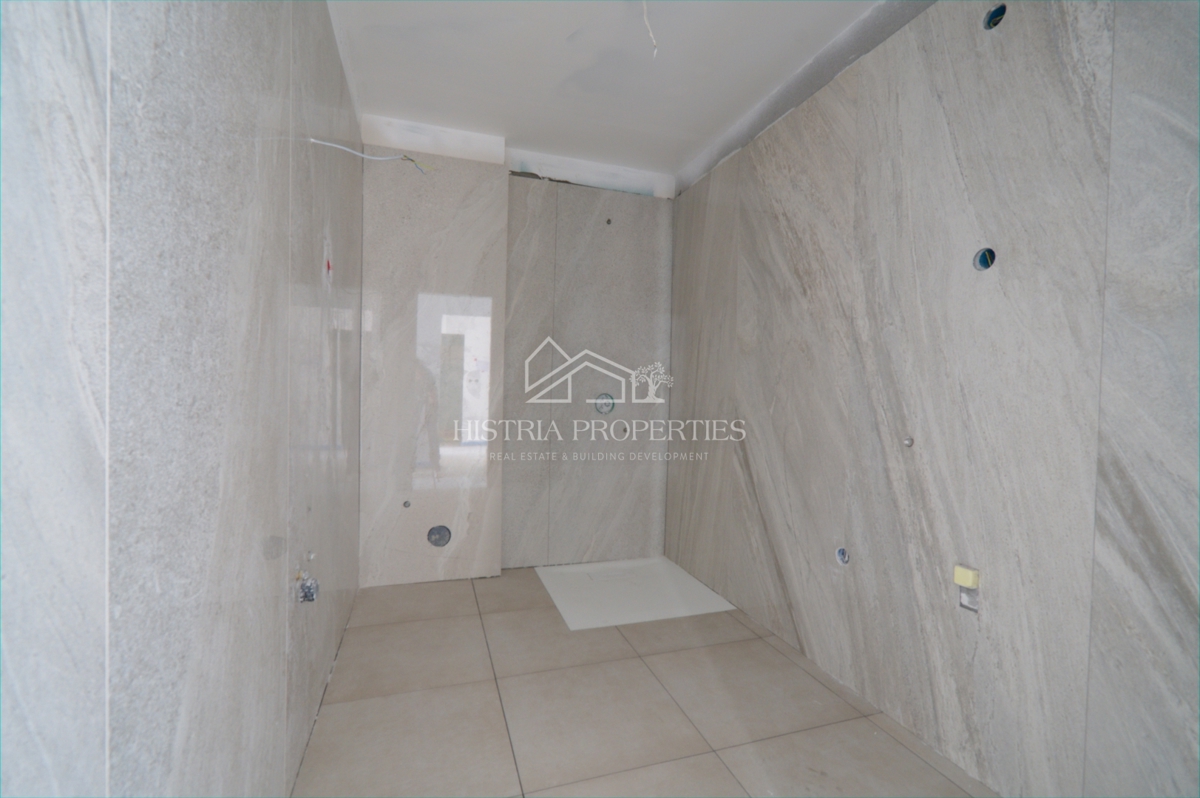 Il mare, una terrazza e un superbo edificio nuovo ed elegante sulla costa della città di Fiume sono un'opportunità unica