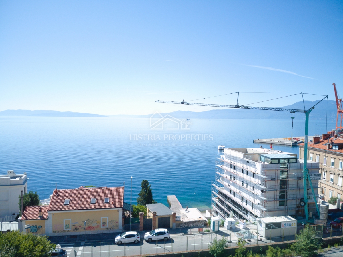 Il mare, una terrazza e un superbo edificio nuovo ed elegante sulla costa della città di Fiume sono un'opportunità unica