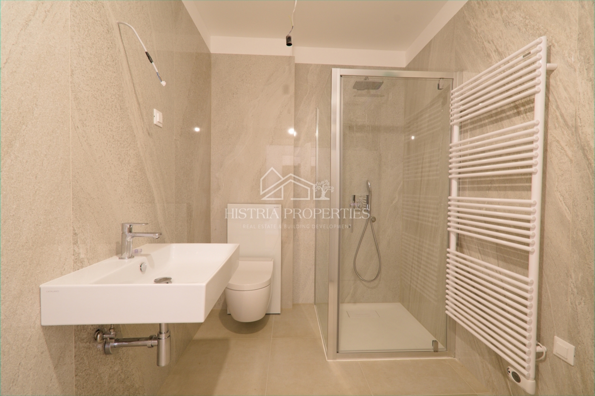 Il mare, una terrazza e un superbo edificio nuovo ed elegante sulla costa della città di Fiume sono un'opportunità unica