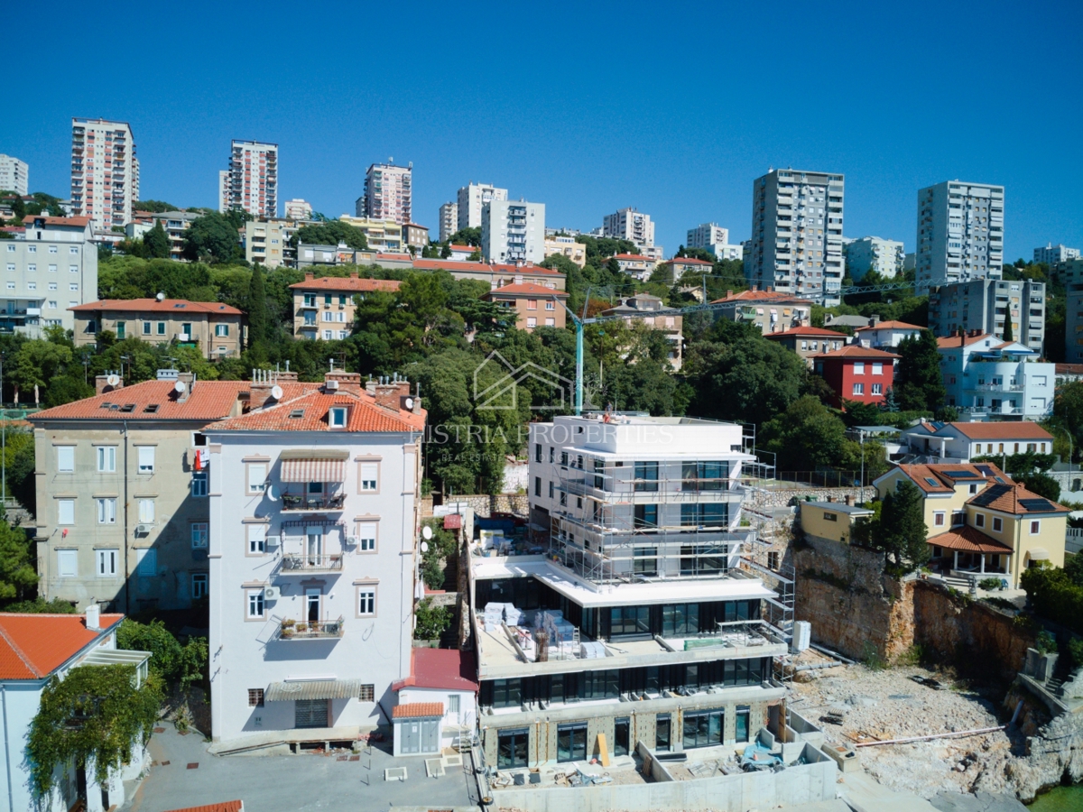 Il mare, una terrazza e un superbo edificio nuovo ed elegante sulla costa della città di Fiume sono un'opportunità unica