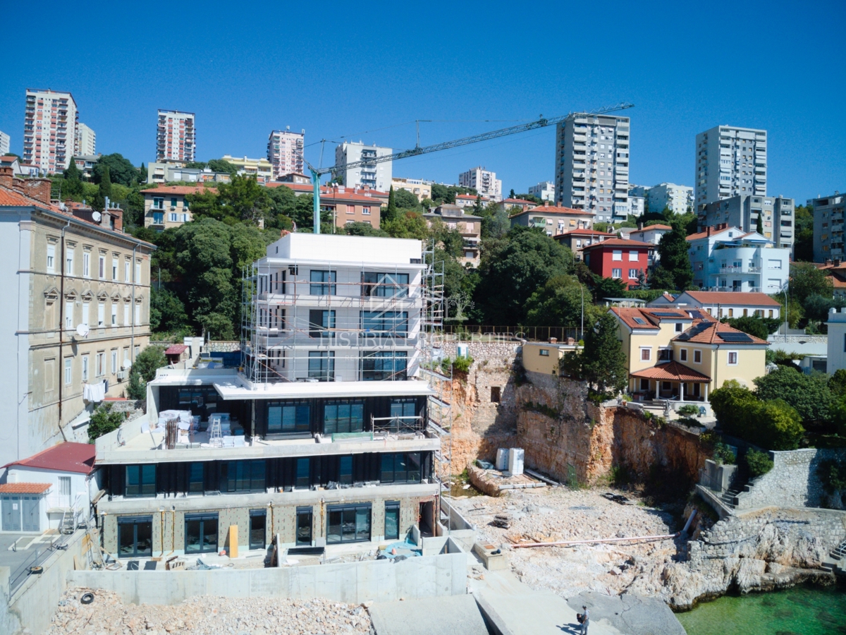 Il mare, una terrazza e un superbo edificio nuovo ed elegante sulla costa della città di Fiume sono un'opportunità unica