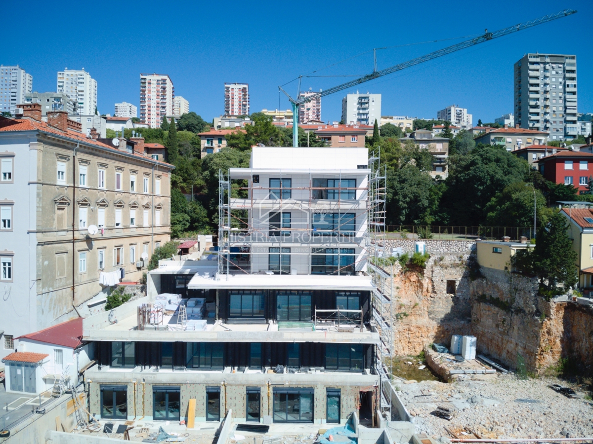 Il mare, una terrazza e un superbo edificio nuovo ed elegante sulla costa della città di Fiume sono un'opportunità unica