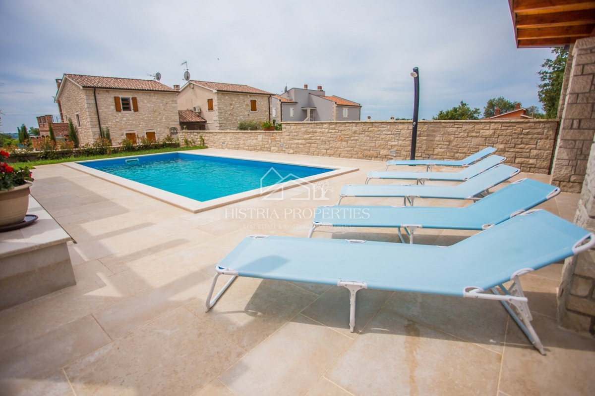 Posizione rinomata, vicino alla città di Parenzo e una bella casa con piscina