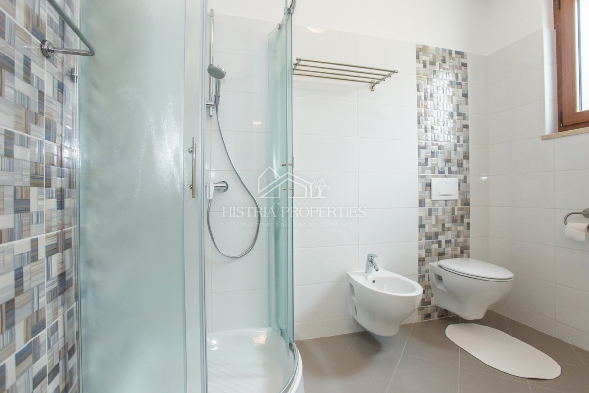 Posizione rinomata, vicino alla città di Parenzo e una bella casa con piscina